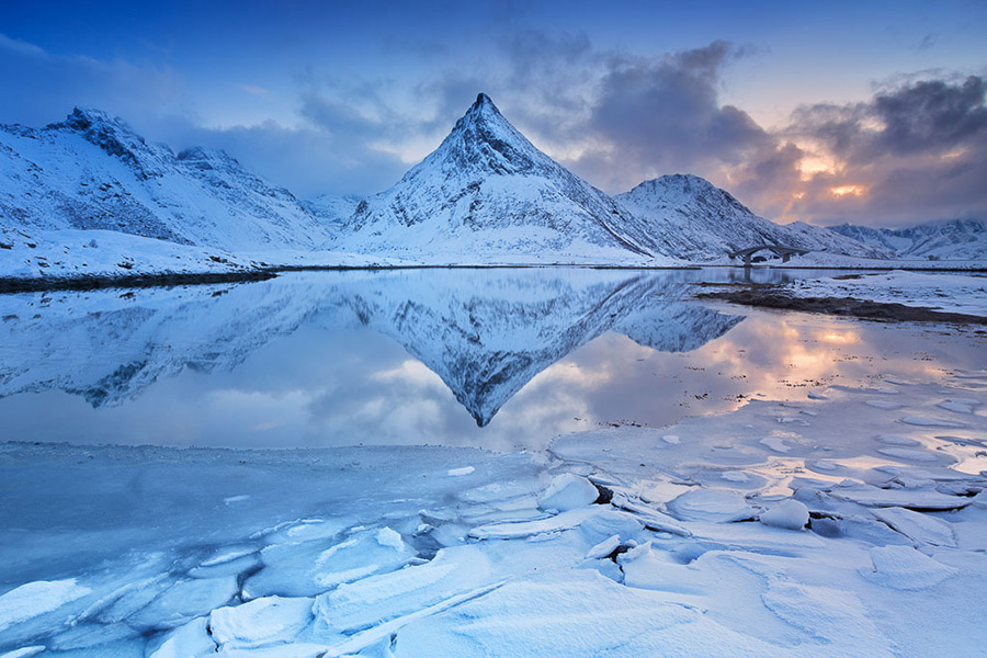 Skirt on a powerful rib boat and enter the Troll Fjord, one of the most beautiful and emblematic places of the Lofoten.