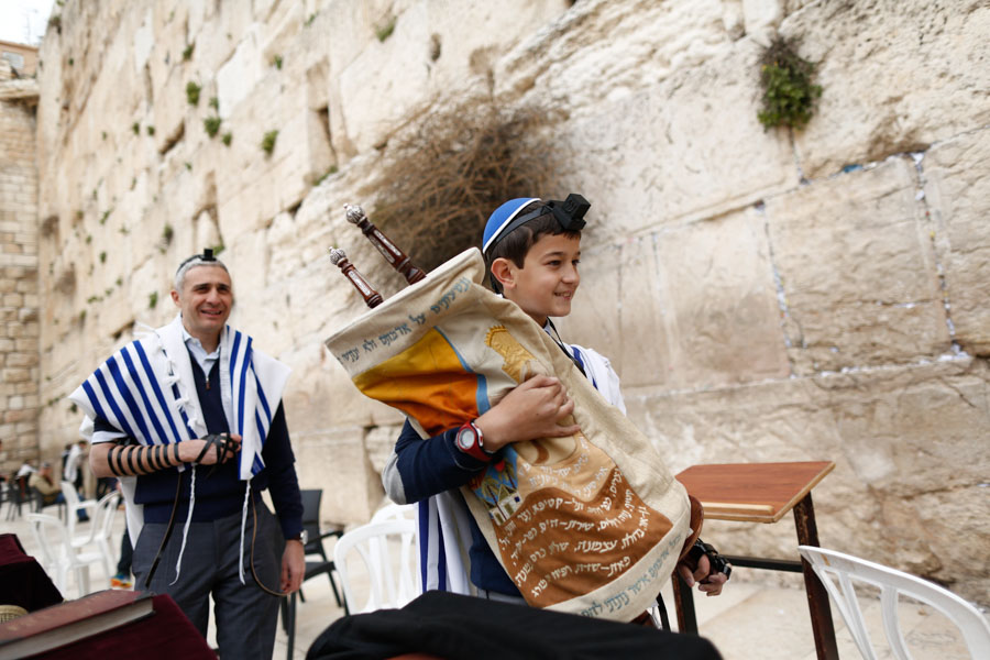 Prepare for the Shabbat in Jerusalem. Experience the depth of an ancient ritual, in the holiest city of Judaism.