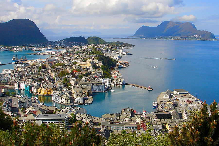 Enjoy the culture and history of three Norwegian gems: Oslo, Bergen and Ålesund.