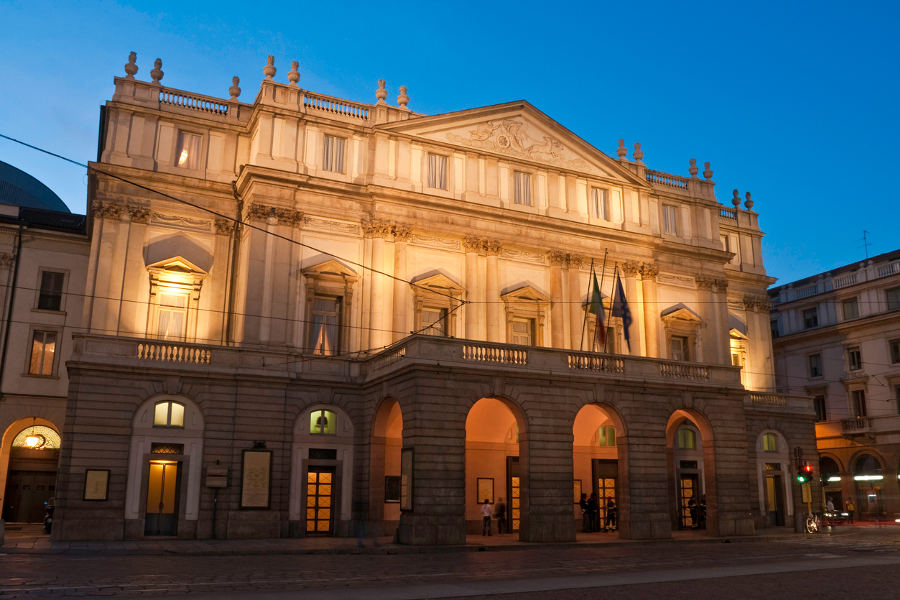 Tailor-made outfits are quite appropriate for an evening in La Scala. An 1800s air resonates well with a high E.