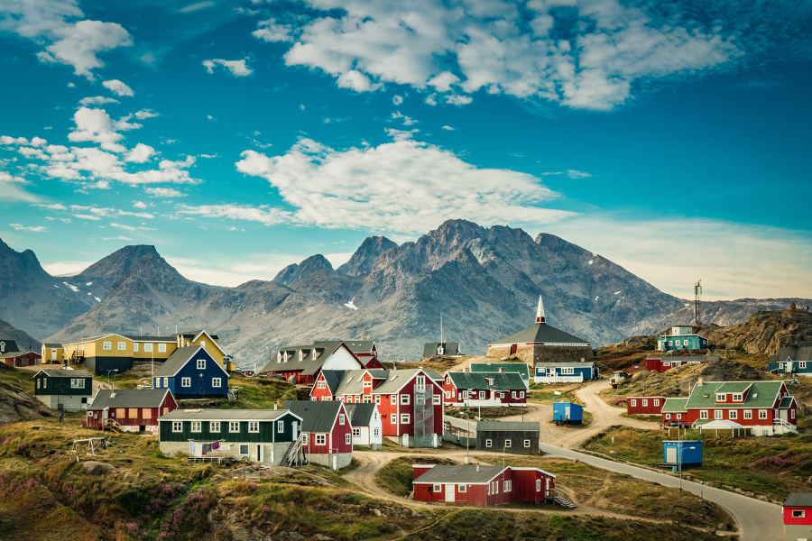 Interact with modern Inuit communities and learn about their traditions and their way of life.