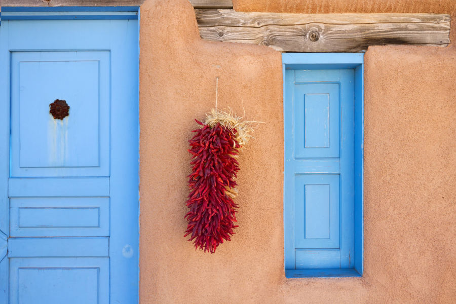 Untouched by industrialisation, New Mexico keeps something unique in every nook. You will meet chefs, artists, and scientists who will guide on your journey through this magical state.