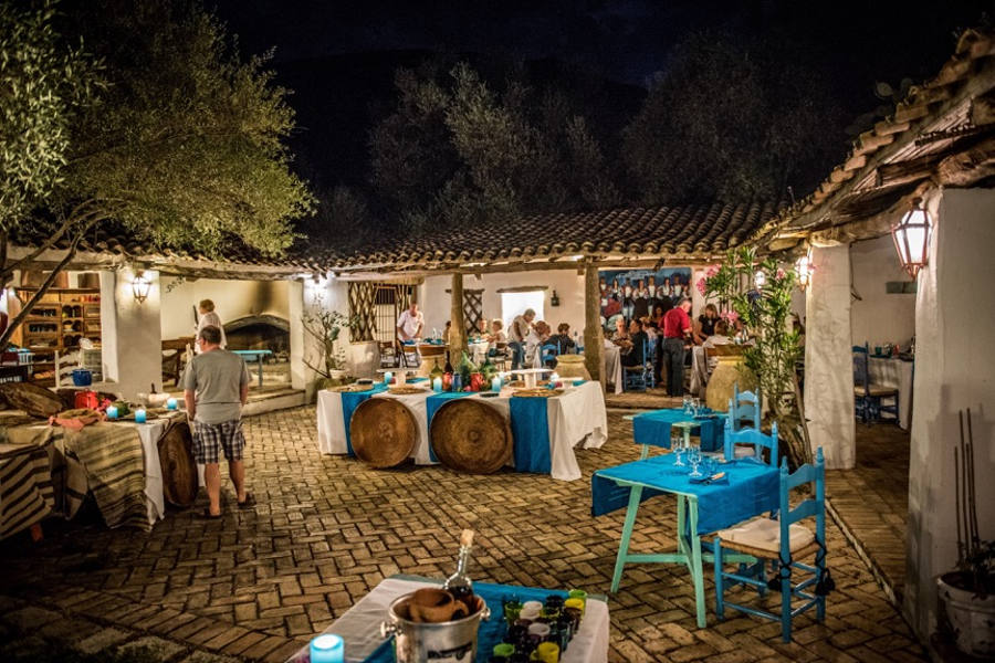 Enjoy lively evenings, stargaze with the local astronomy aficionados in the “Terrace of Dreams”, or simply sit back and enjoy the cinema under the stars.