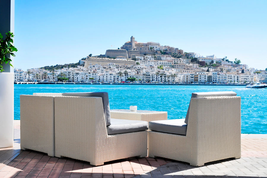 Mingle with other lovelies. You have guaranteed access to the most exclusive beach clubs.