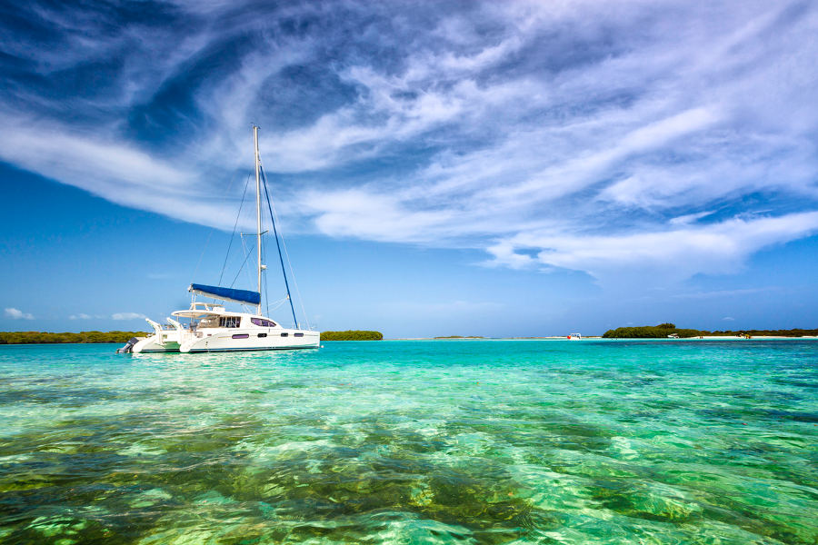 Have the perfect end to your stay in Paradise, as you sail in a private yacht between the islands.