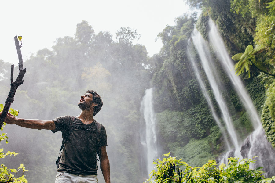 Learn how to survive in the jungle with ex-army experts. Learn to make fire, forage for food, and even spend a night in the immense rainforest.