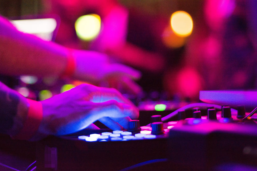 Dine in the trendiest restaurants and dance in the most exclusive clubs to the music of the best DJs. You have reservations for all.