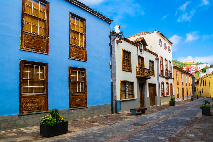 Walk beautiful colonial cities in La Palma and Tenerife, with locals well versed in the history of Canarias, who are master storytellers.