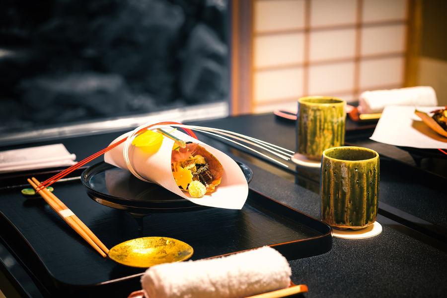 Savour a Kaiseki dinner in a luxurious setting, surrounded by the hot-springs of Hakone and the meditative quiet of Lake Aishi.