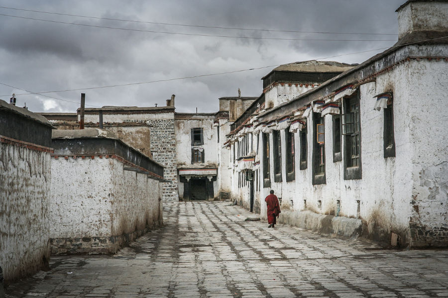 Connect with a world of spirituality and worship, as you explore the monasteries of Shigatse.