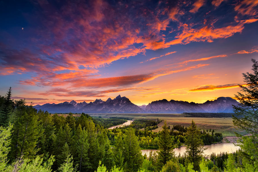 Experience the excitement of the great outdoors in two of America’s most iconic national parks: Yellowstone and the Grand Teton.