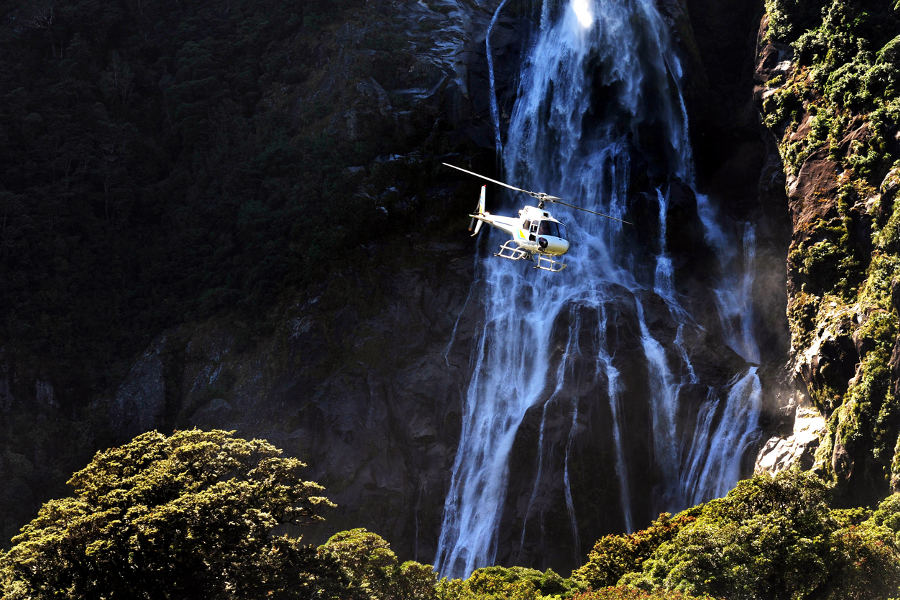 Benefit from the expertise and skills of a legendary helicopter pilot, who will share with you remote secrets of New Zealand.