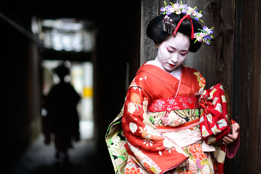 Delight in a masterfully crafted dinner, accompanied by the subtle art of the Geishas.