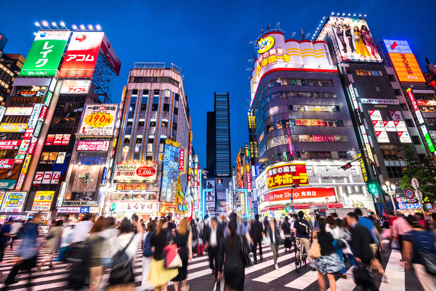 Ease into the fast rhythm of Tokyo’s nightlife, start the evening in an exclusive whisky bar, then venture into a neon forest where excitement and novelty abound.