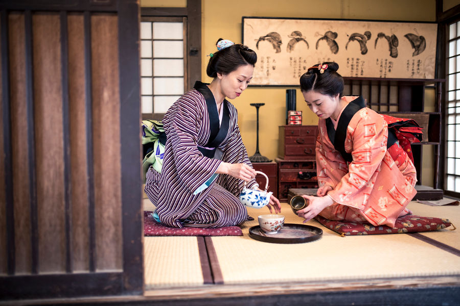 Enjoy a Japanese tea ceremony in a hands-on experience. Wear an authentic kimono and learn how to dress up in Japan.