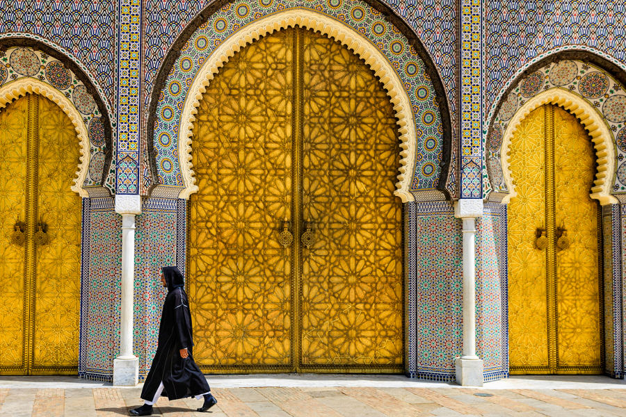 Explore enchanting cities and medinas, lose yourself in narrow streets that lead to fantasy corners and colourful sites.
