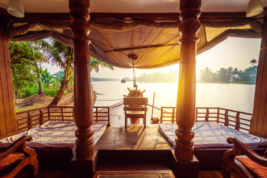 Travel upriver aboard a houseboat and experience, in full luxury, one of the best beaches in the world