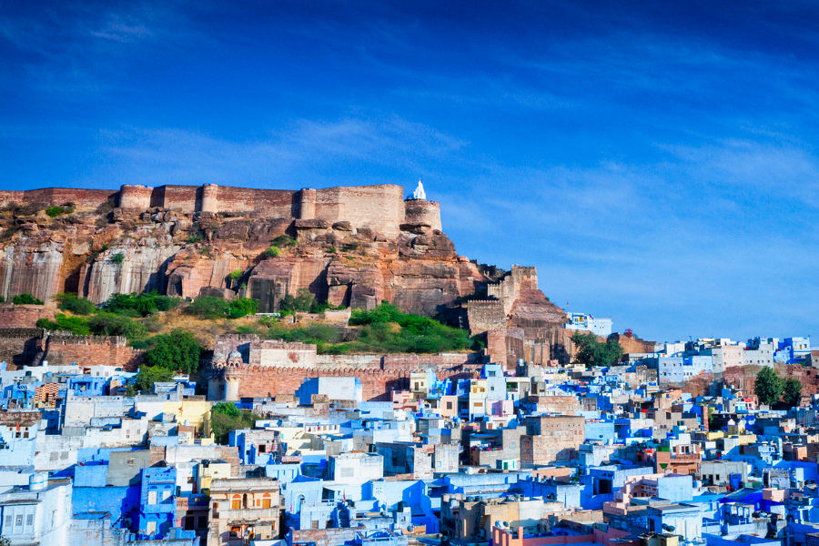 Enjoy the bustle of Jaipur before heading out to the secret Rajasthan, and top your journey in Jodhpur, gate to the Thar Desert.