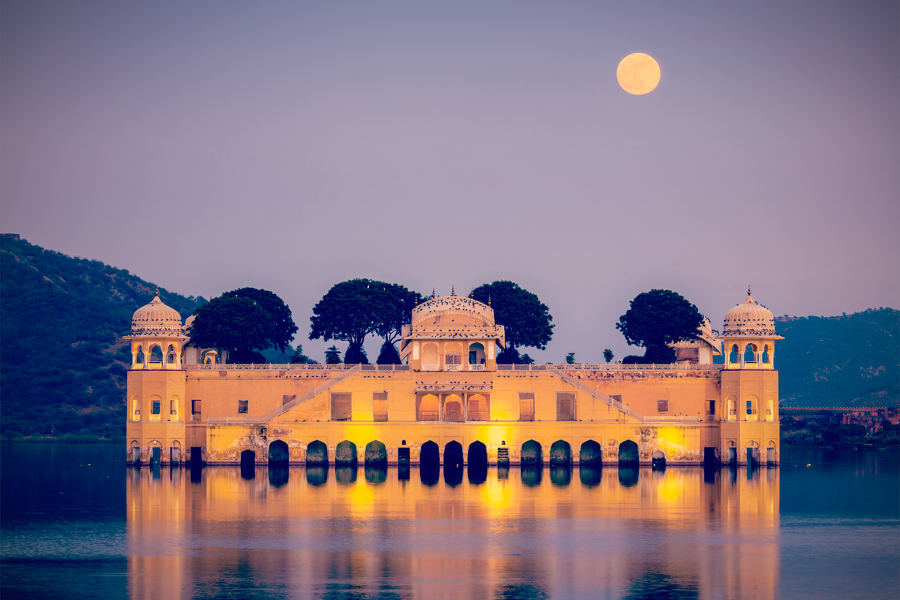 Explore this magical city, from its elegant palaces to the music and the dances in luxurious havelis.