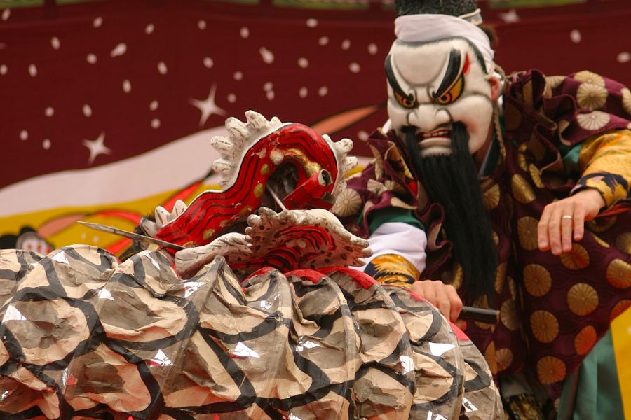 Enjoy local delicacies and delight in an impressive kagura performance.