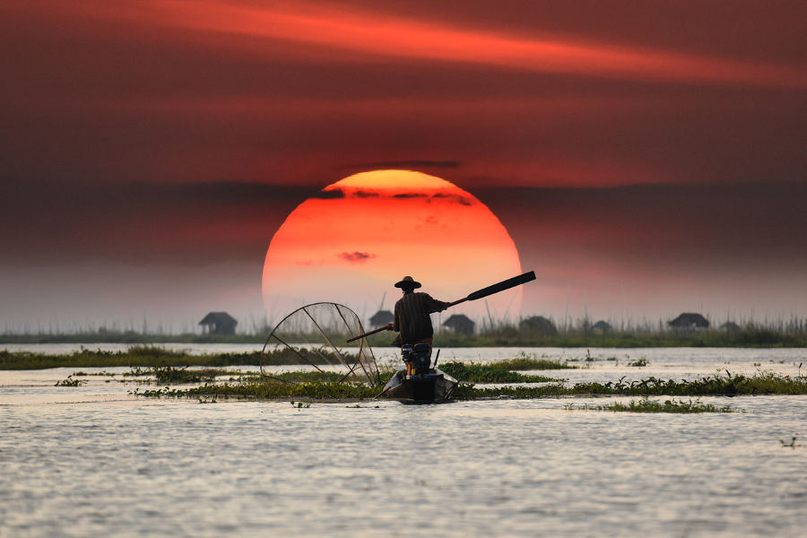 Approach Inle Lake from the scenic route on a mountain bike and discover the natural wealth and cultural uniqueness of this Burmese gem.