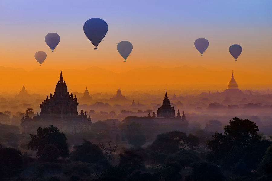 Don’t miss any of the highlights: fly on a balloon over Bagan and light an oil lamp in Shwedagon Pagoda.