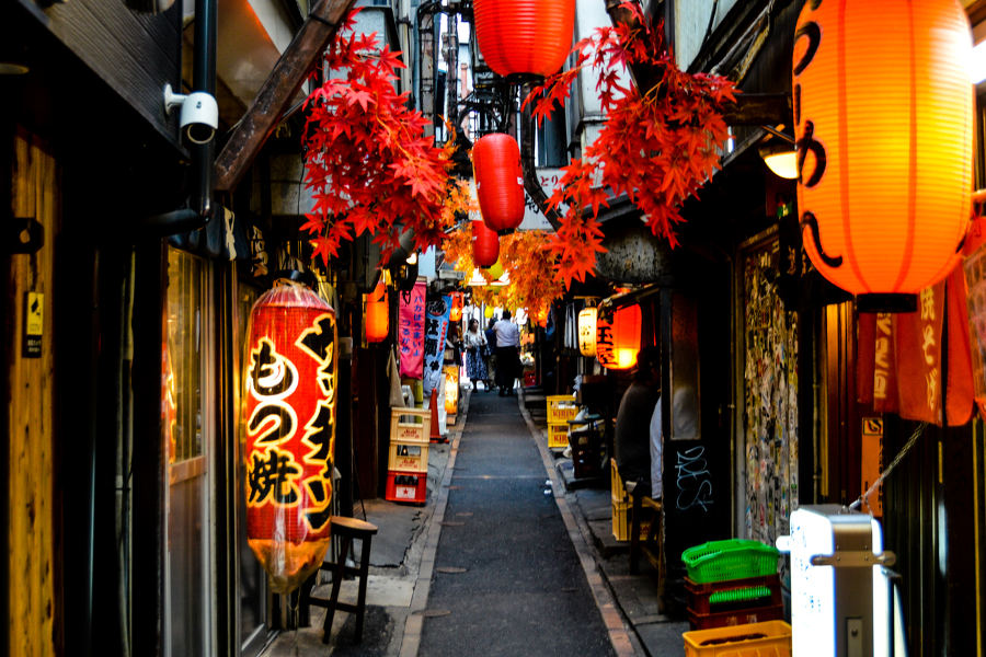 Throughout your stay, enjoy Tokyo’s most exciting nightlife alongside film personalities.